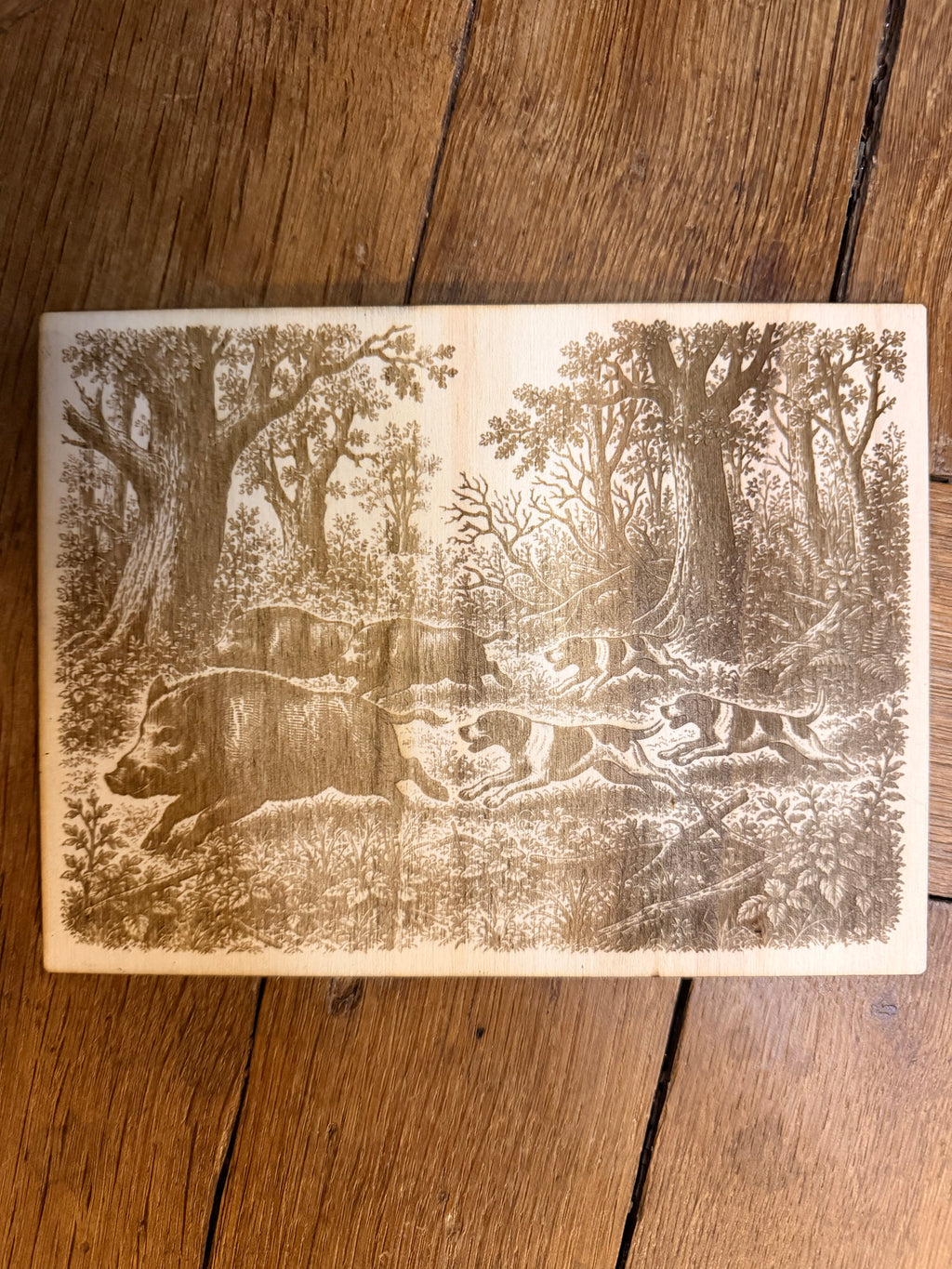Chasse au Sanglier en Bois de Peuplier Gravé - Plaque Décorative Scène de Vénerie - Fait Main