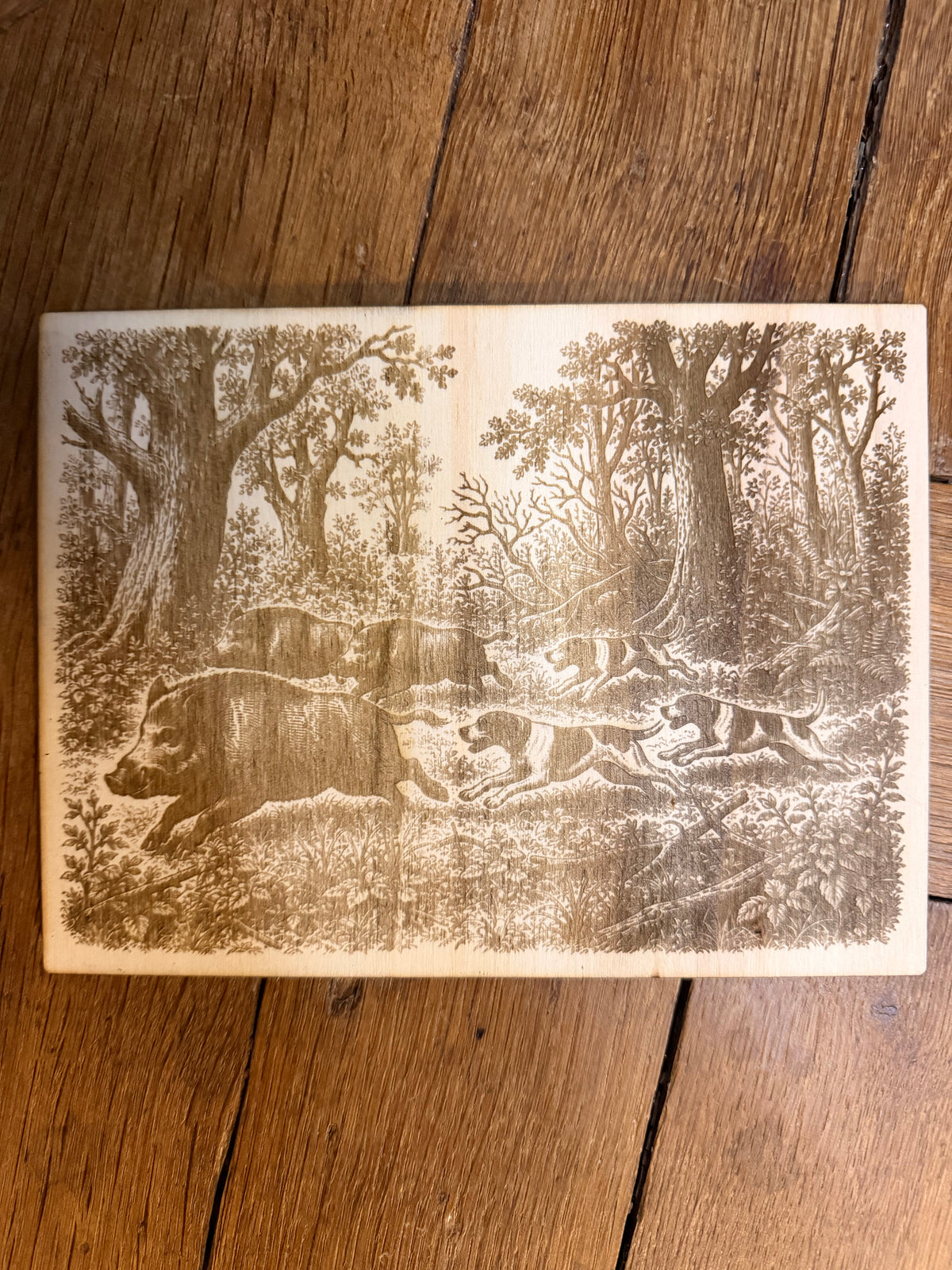Chasse au Sanglier en Bois de Peuplier Gravé - Plaque Décorative Scène de Vénerie - Fait Main