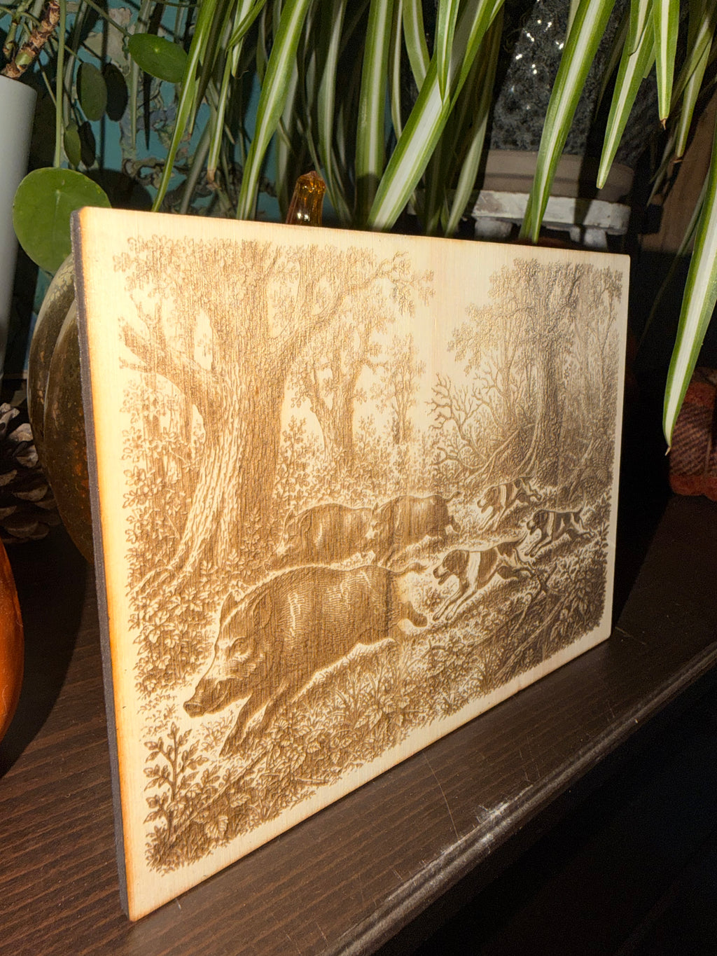 Chasse au Sanglier en Bois de Peuplier Gravé - Plaque Décorative Scène de Vénerie - Fait Main