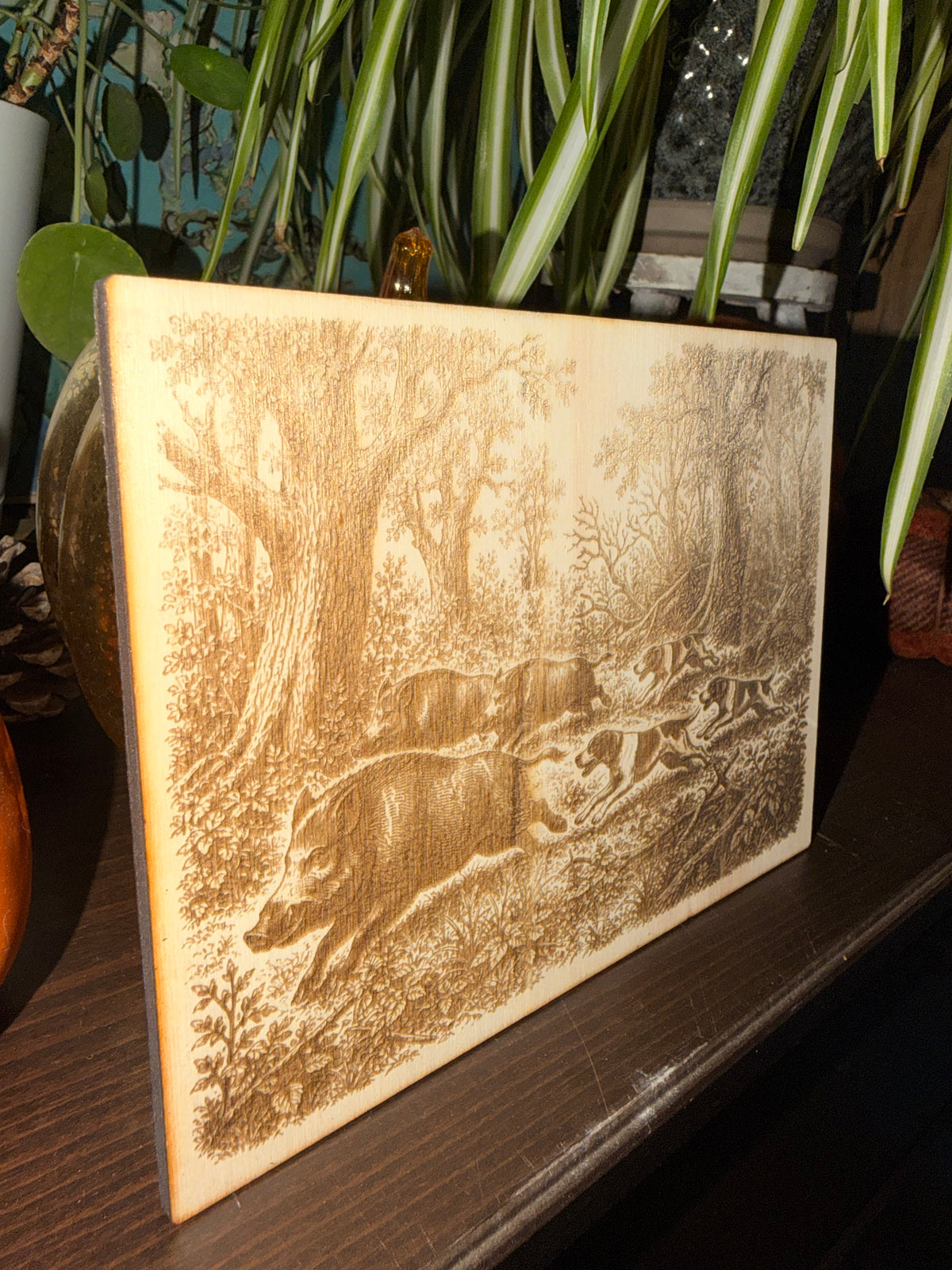 Chasse au Sanglier en Bois de Peuplier Gravé - Plaque Décorative Scène de Vénerie - Fait Main