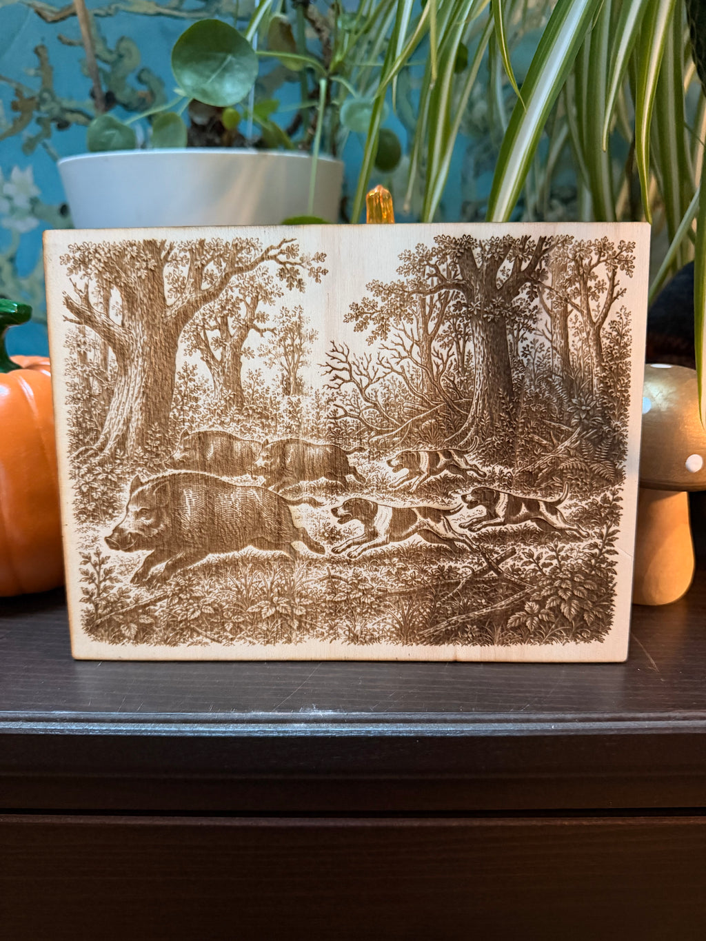 Chasse au Sanglier en Bois de Peuplier Gravé - Plaque Décorative Scène de Vénerie - Fait Main