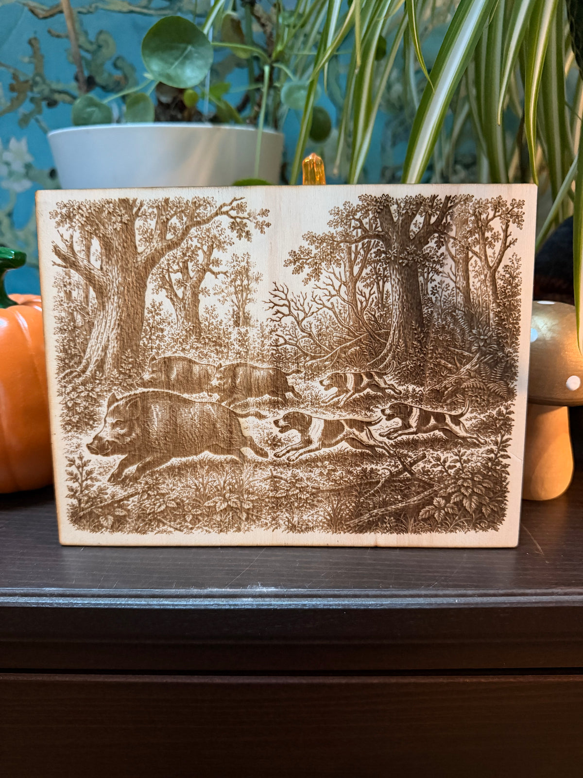 Chasse au Sanglier en Bois de Peuplier Gravé - Plaque Décorative Scène de Vénerie - Fait Main